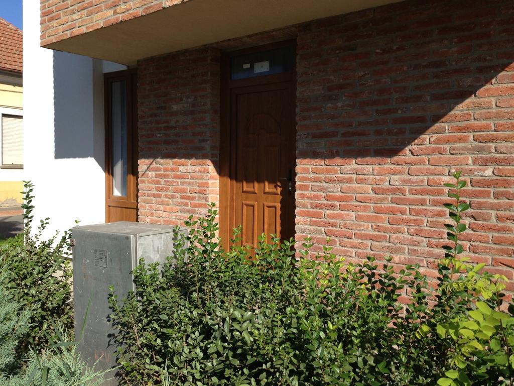 Lovagvar Apartments ギュラ エクステリア 写真